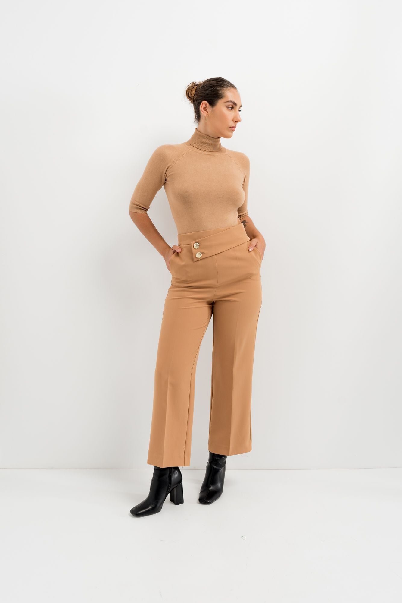 PANTALÓN CROPPED BOTONES DORADOS - Imagen 3