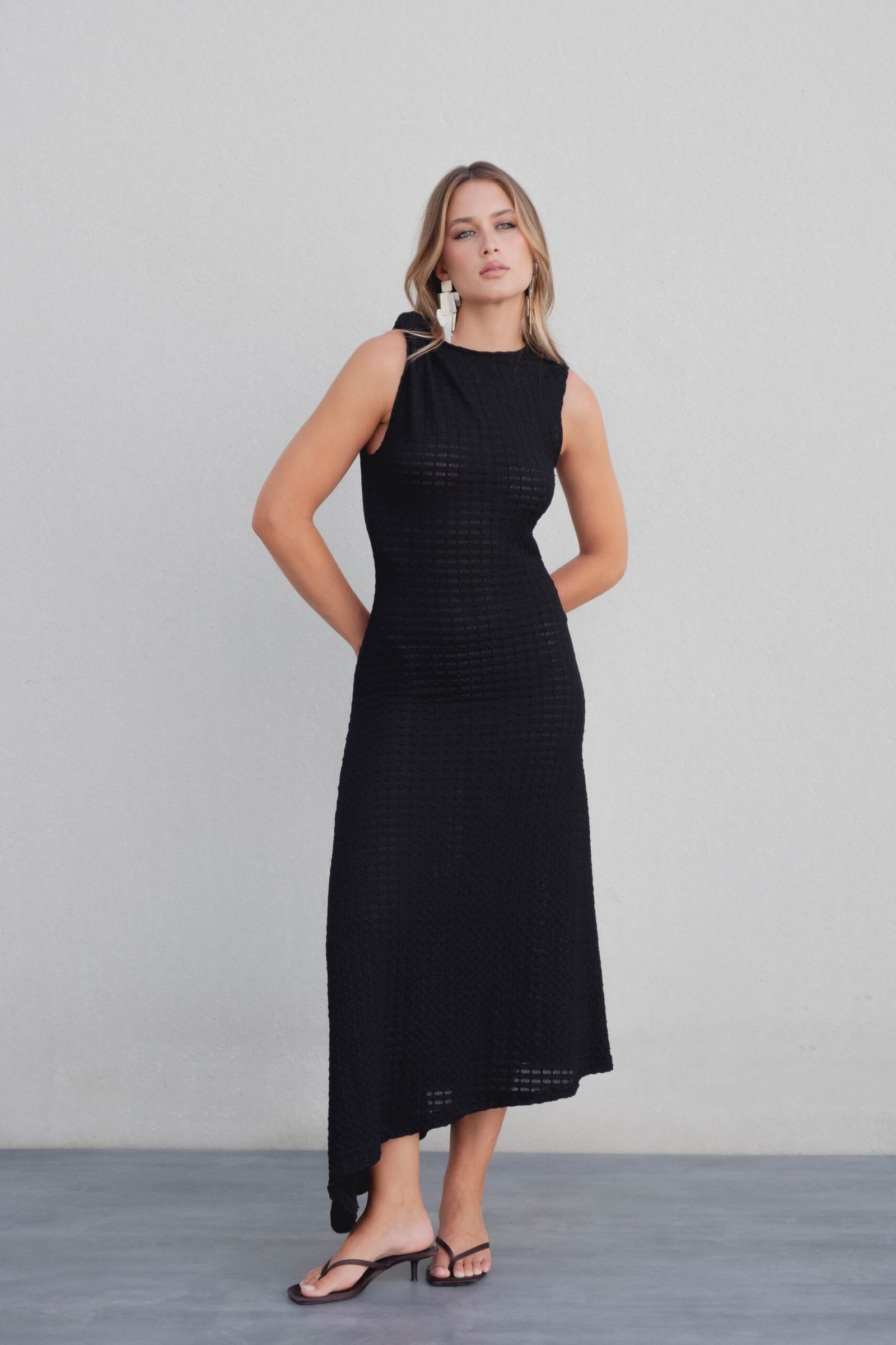 VESTIDO MIDI ASIMÉTRICO PUNTO CALADO - Imagen 2