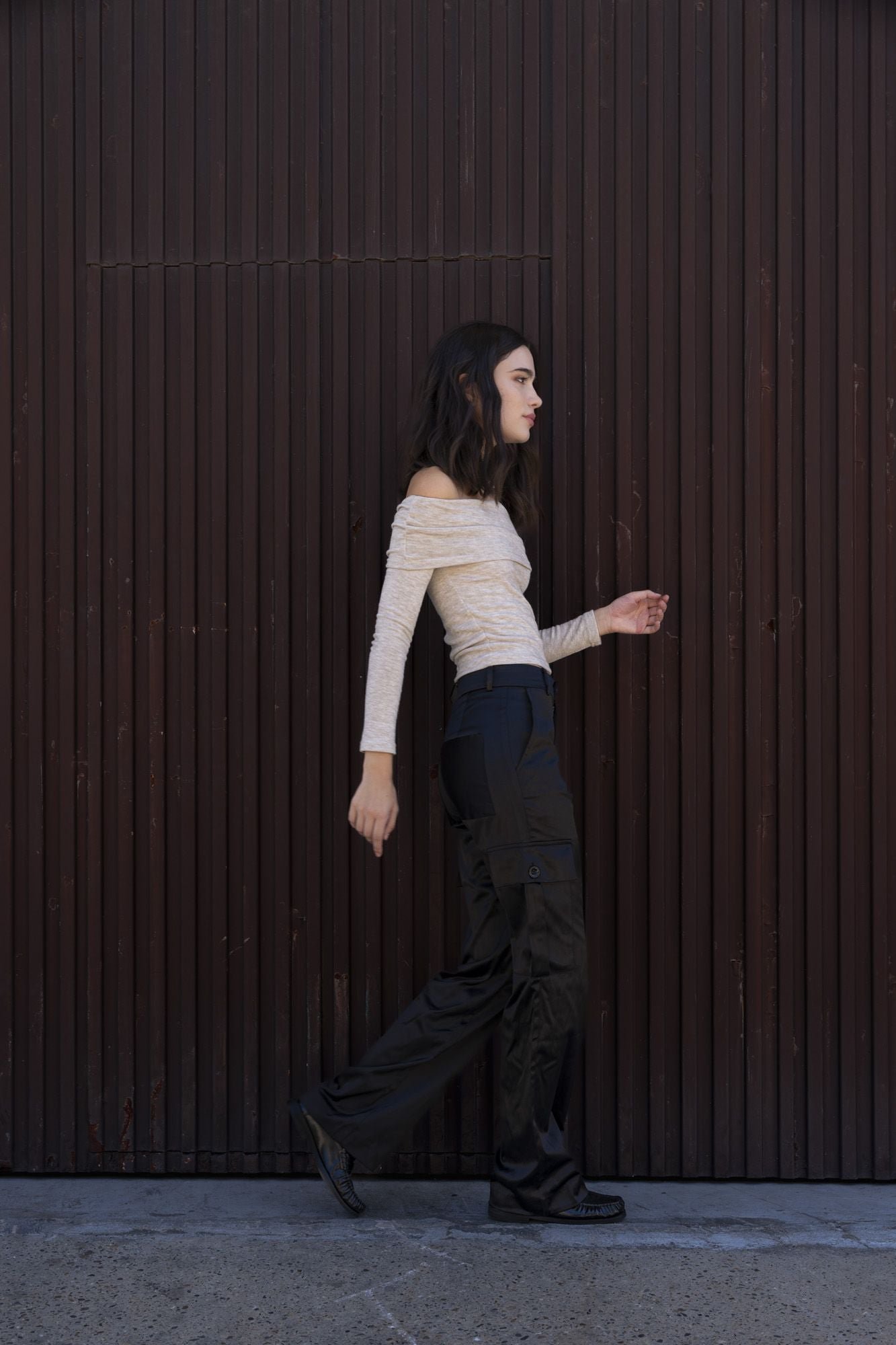 PANTALON SATINADO CARGO - Imagen 4