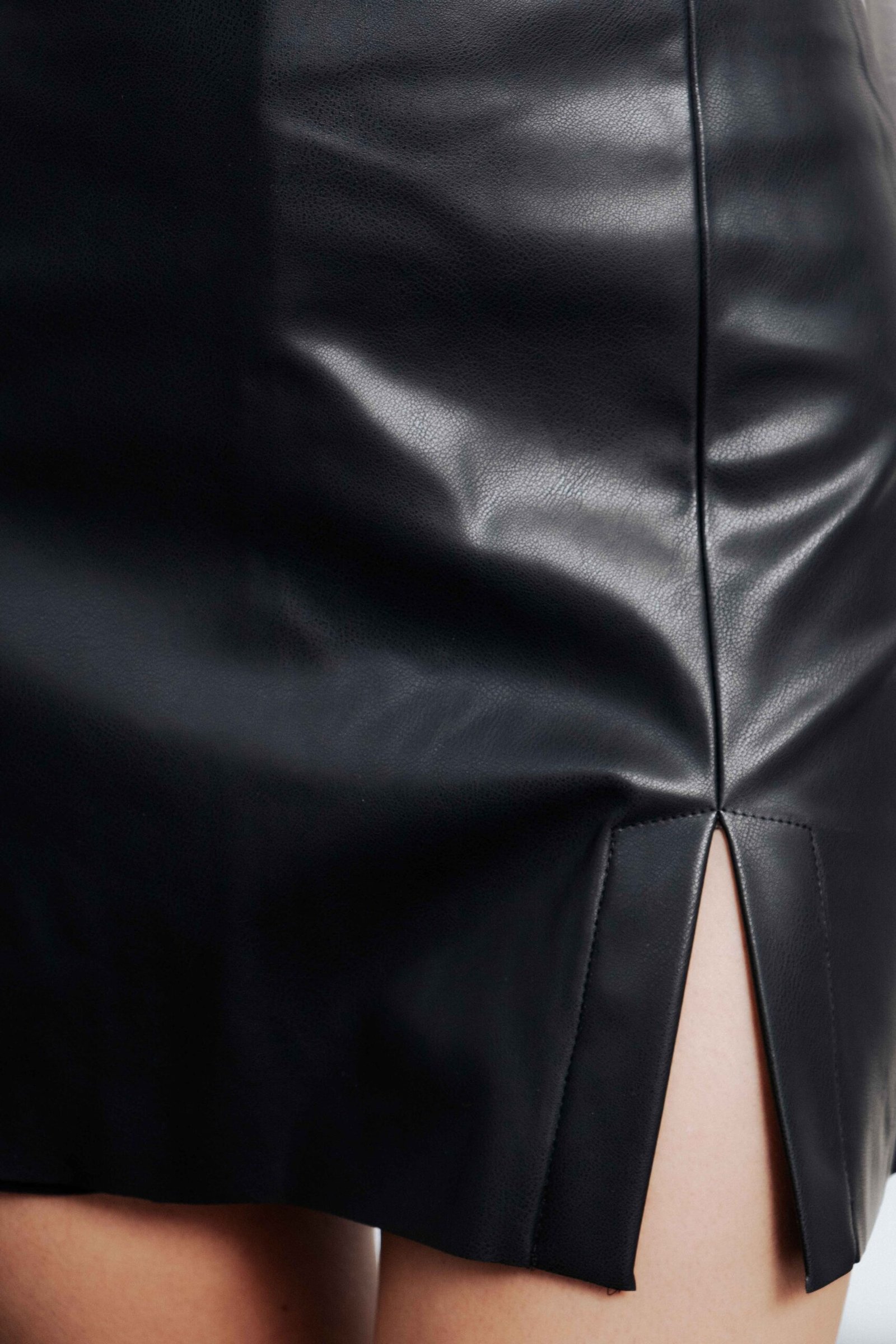 MINI FALDA PANTALÓN EFECTO PIEL - Imagen 3