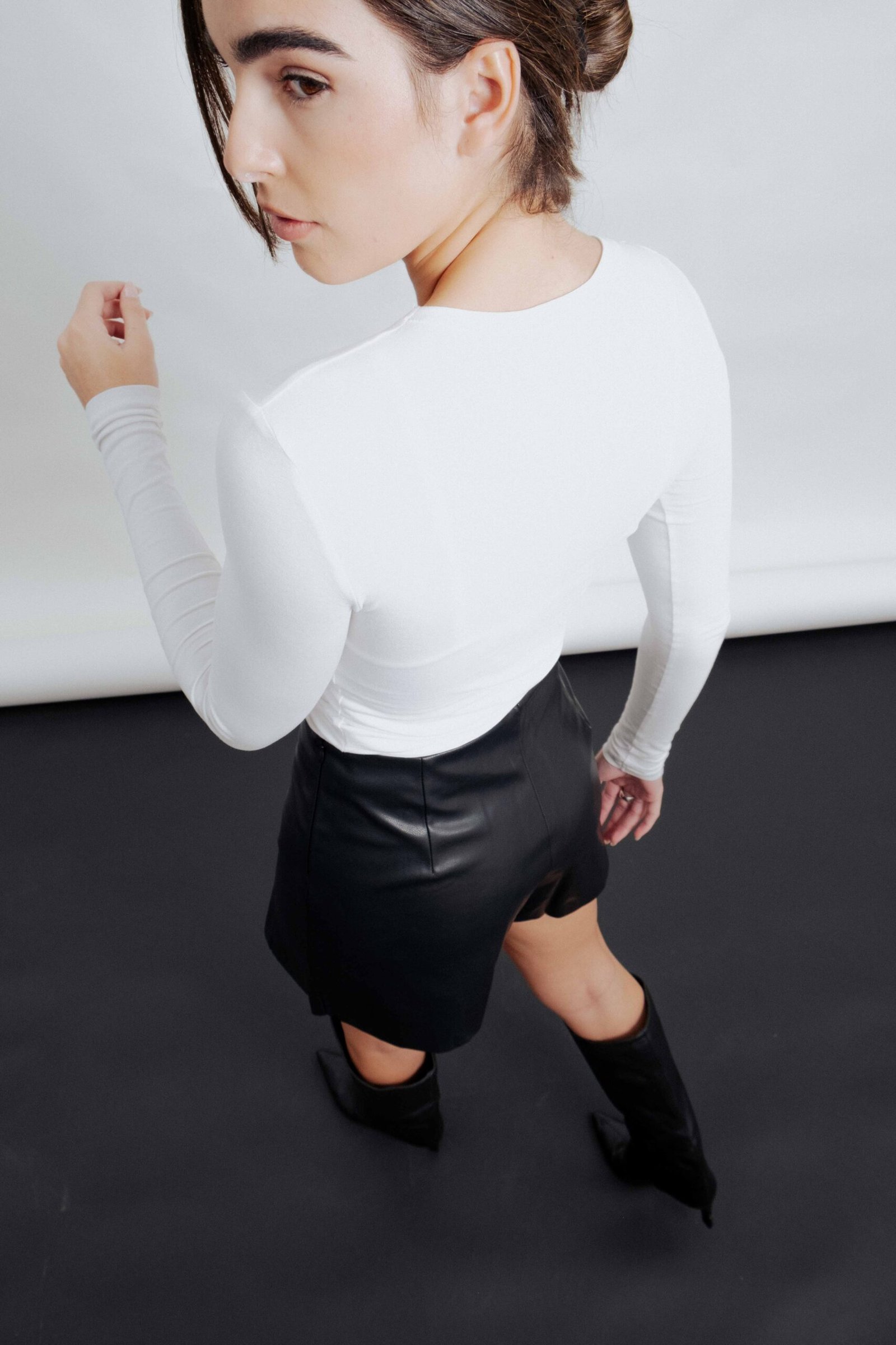 MINI FALDA PANTALÓN EFECTO PIEL - Imagen 4