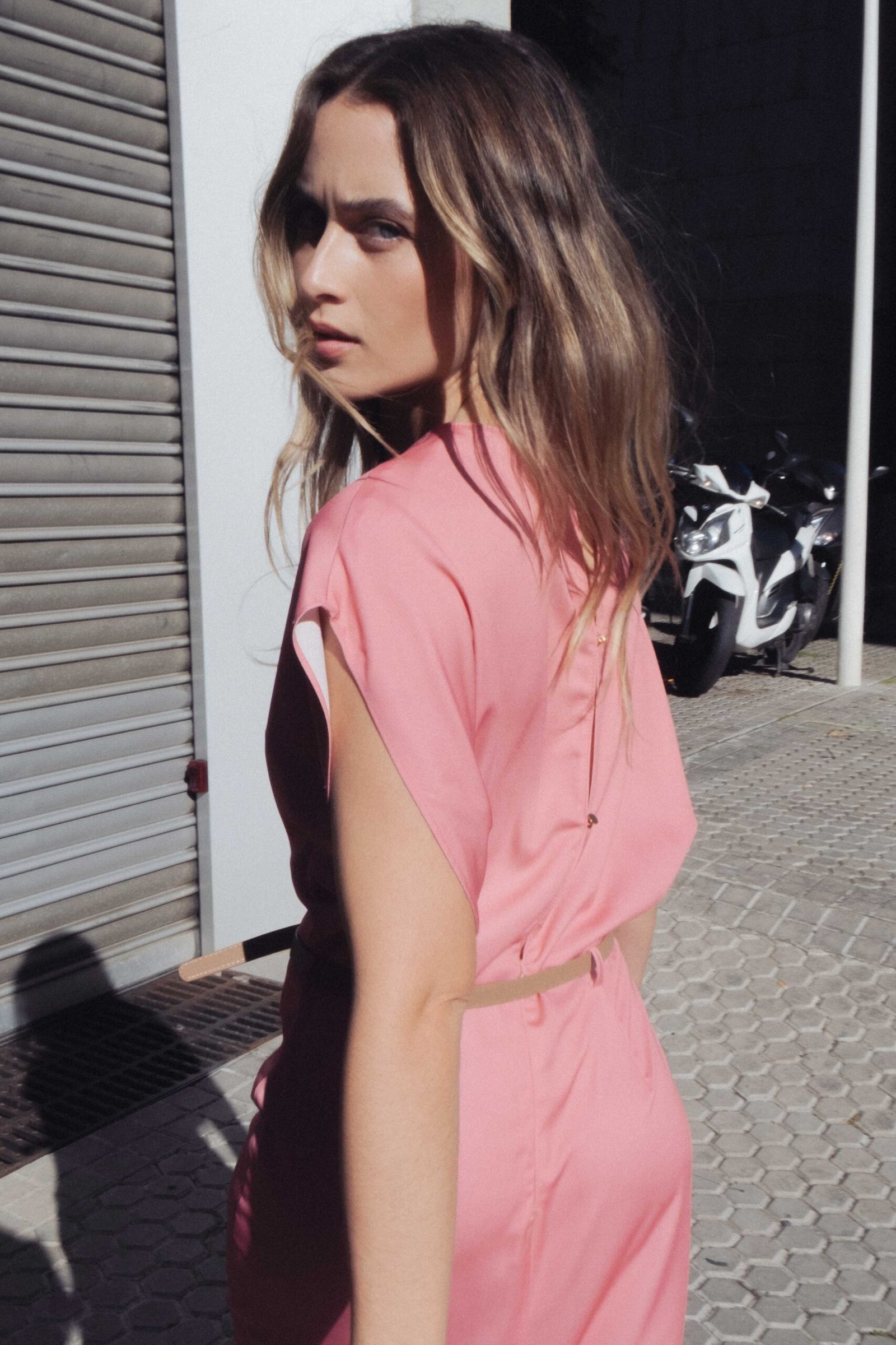 VESTIDO MIDI SATINADO CINTURÓN - Imagen 8