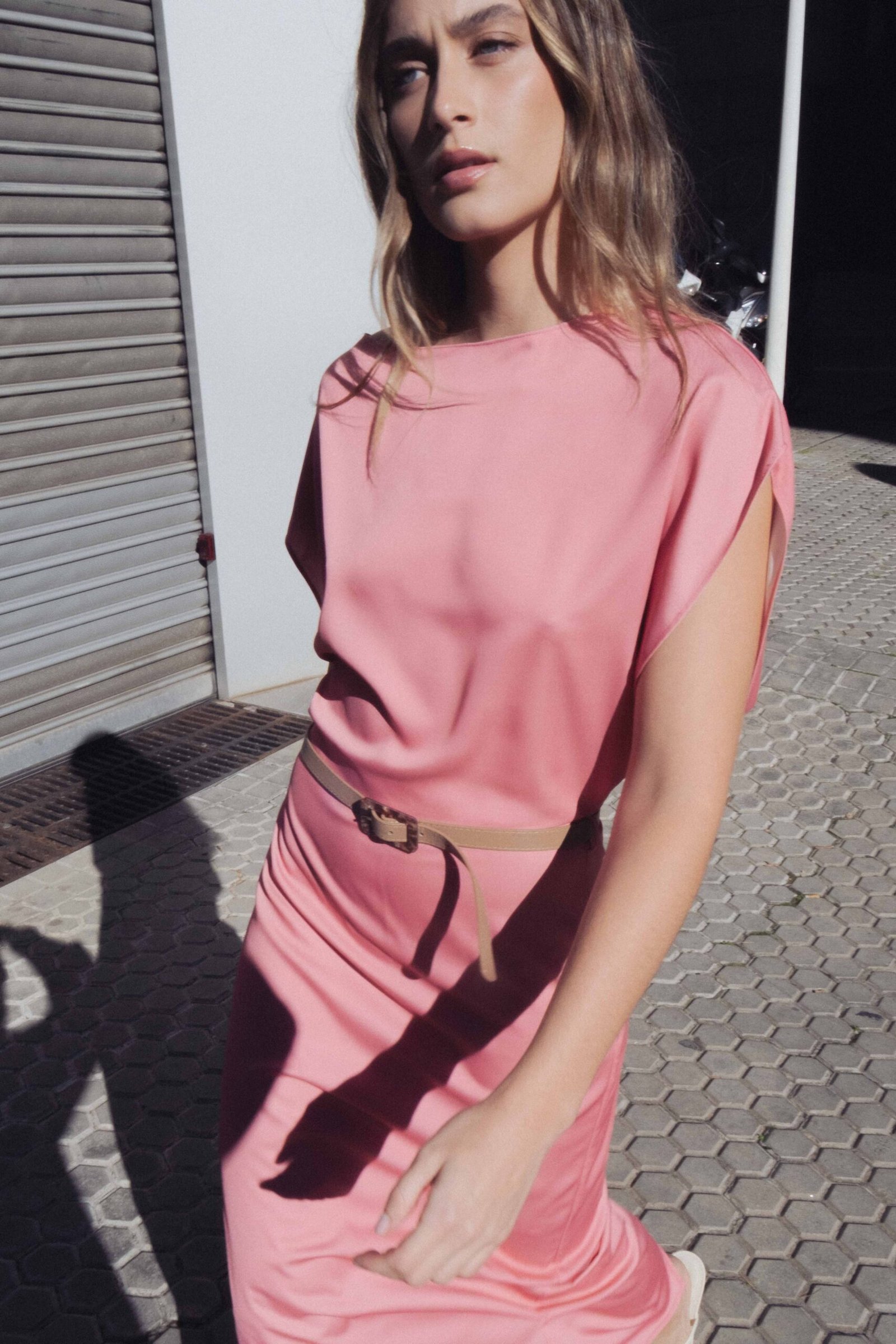 VESTIDO MIDI SATINADO CINTURÓN - Imagen 7