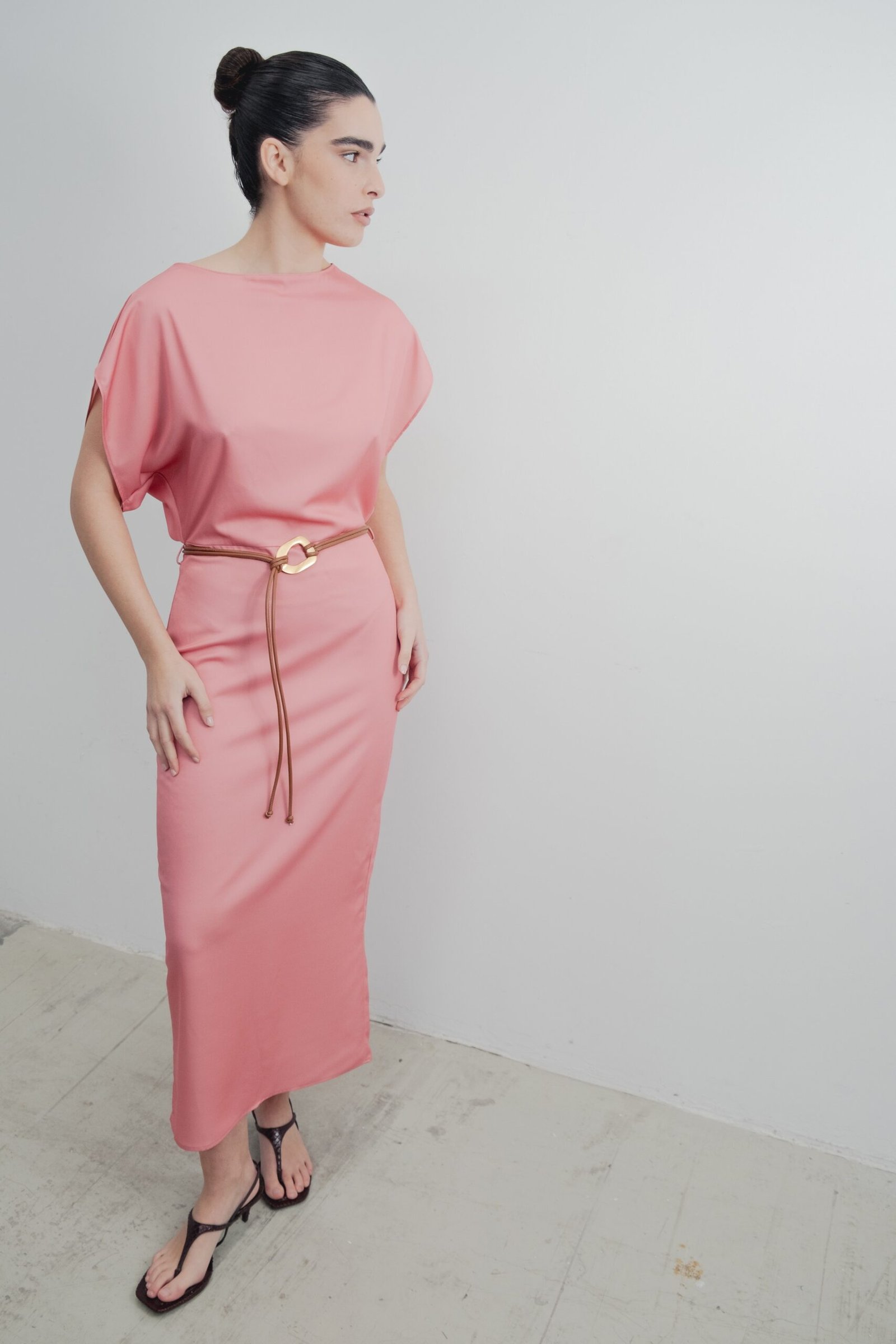 VESTIDO MIDI SATINADO CINTURÓN - Imagen 3