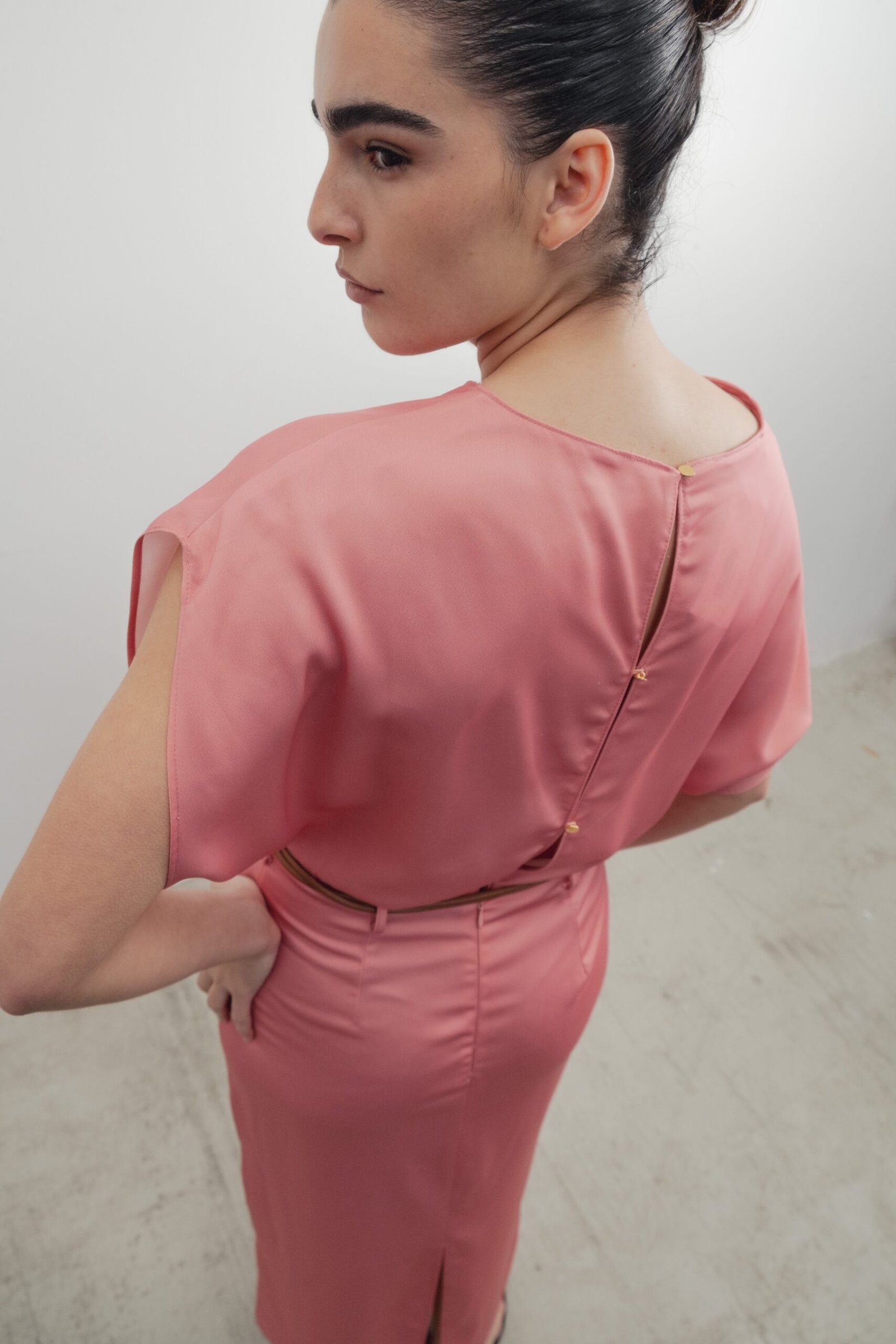 VESTIDO MIDI SATINADO CINTURÓN - Imagen 5