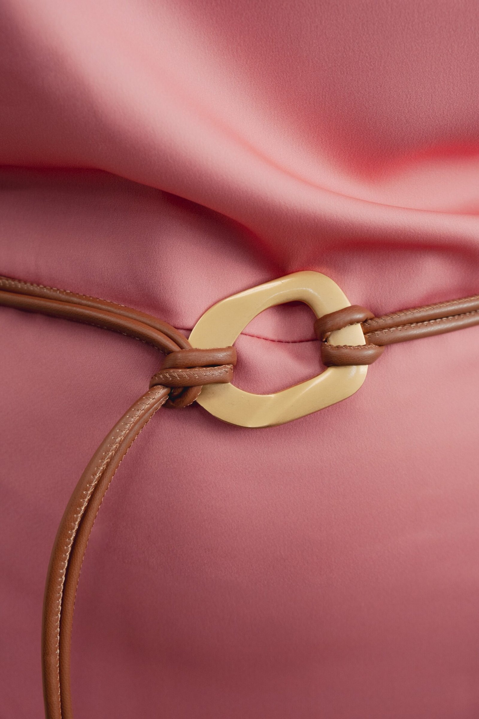 VESTIDO MIDI SATINADO CINTURÓN - Imagen 6