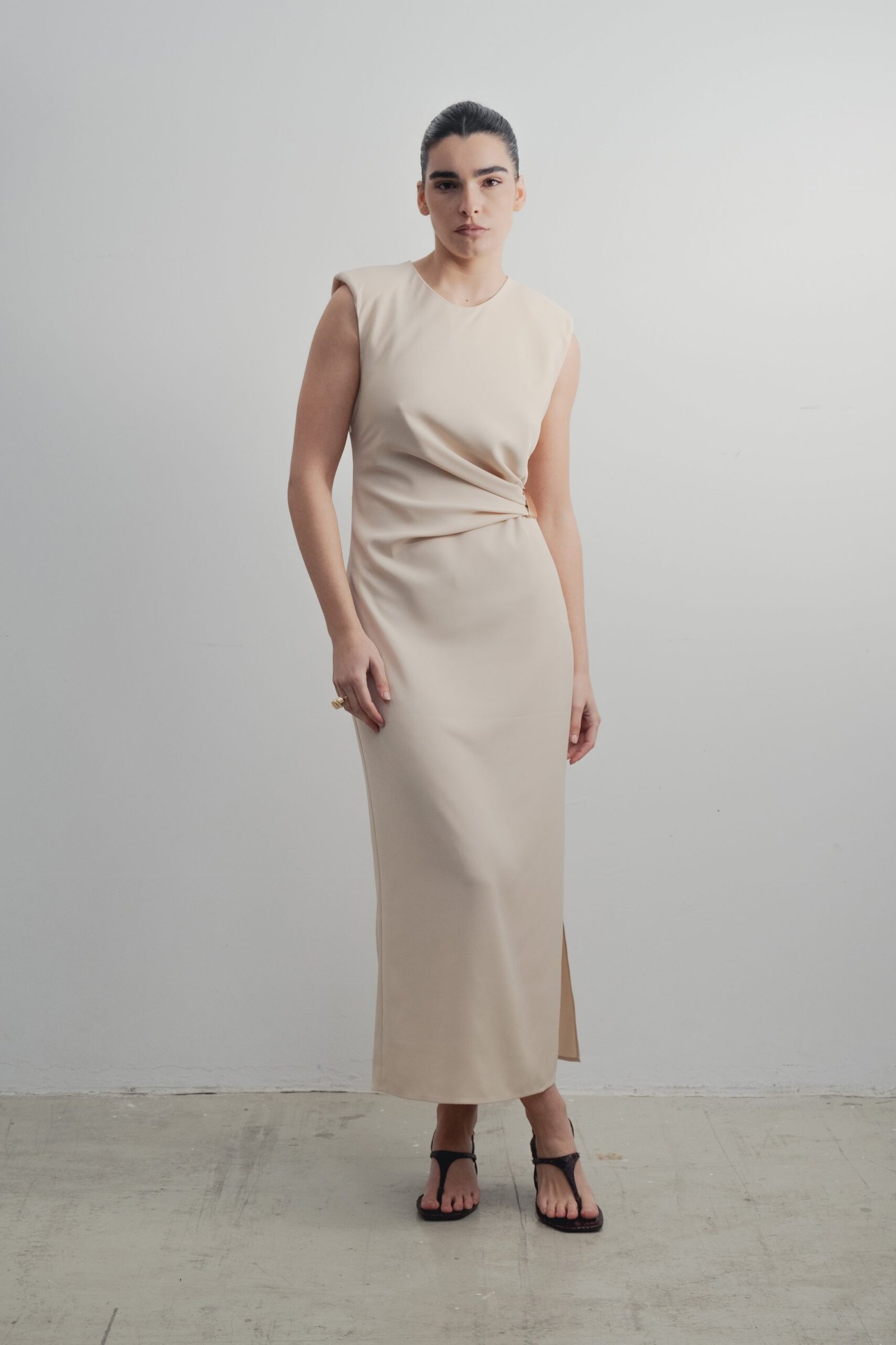 VESTIDO MIDI APLIQUE DORADO - Imagen 3