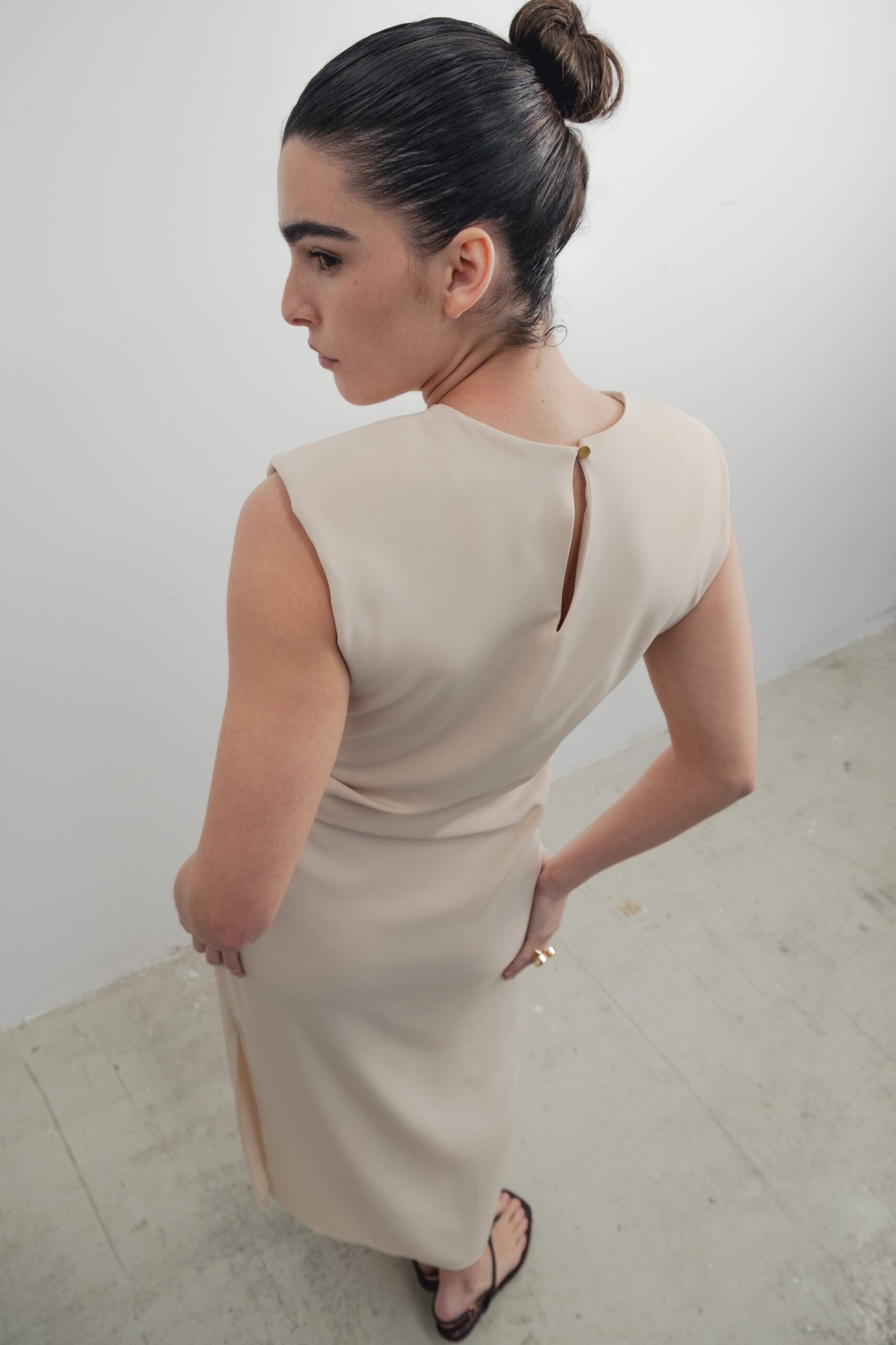 VESTIDO MIDI APLIQUE DORADO - Imagen 4