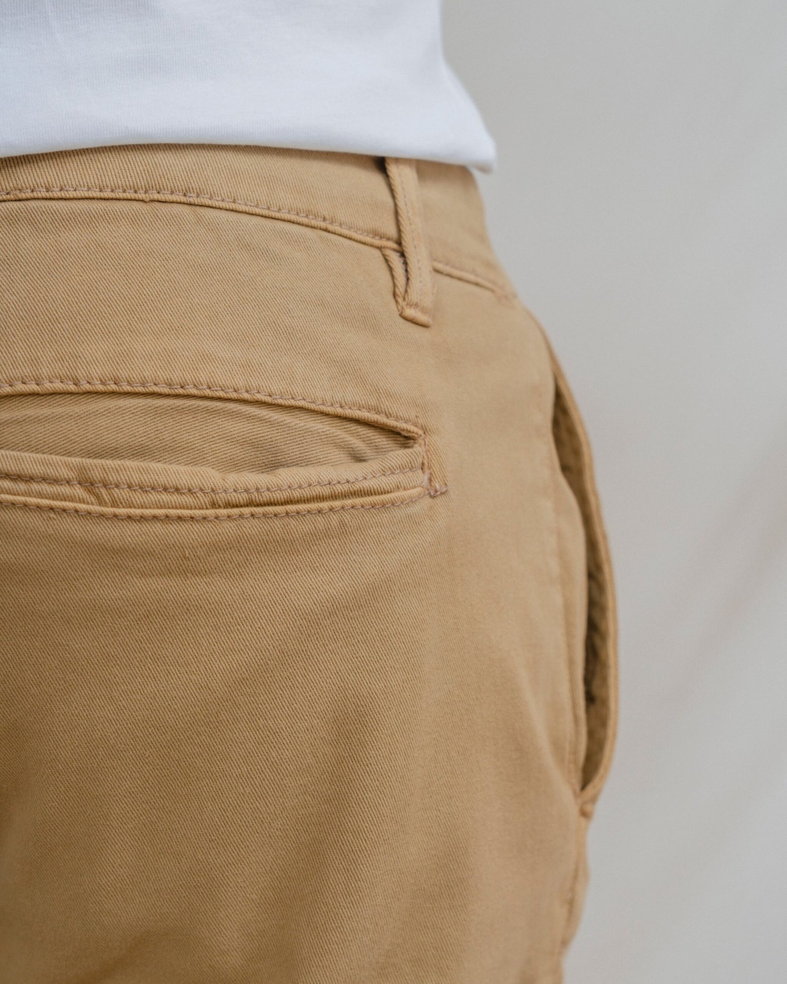 PANTALÓN CHINO SKINNY CROPPED CAMEL - Imagen 3